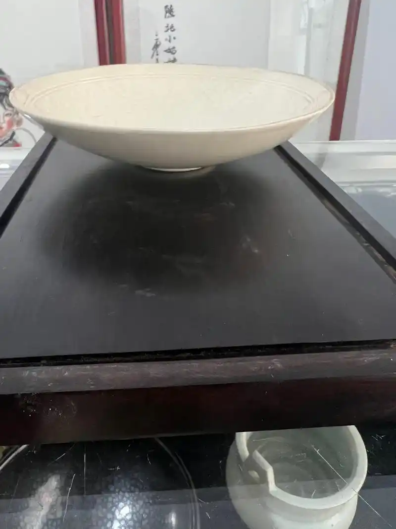 北宋 定窑白釉鱼鸭(六条鱼,三只鸭)荷花纹"官"字款印花大碗 - 抖音