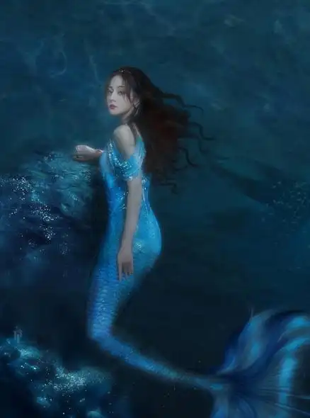 迪丽热巴穿"人鱼裙"亮相活动,却没人注意到她手放的姿势,太美