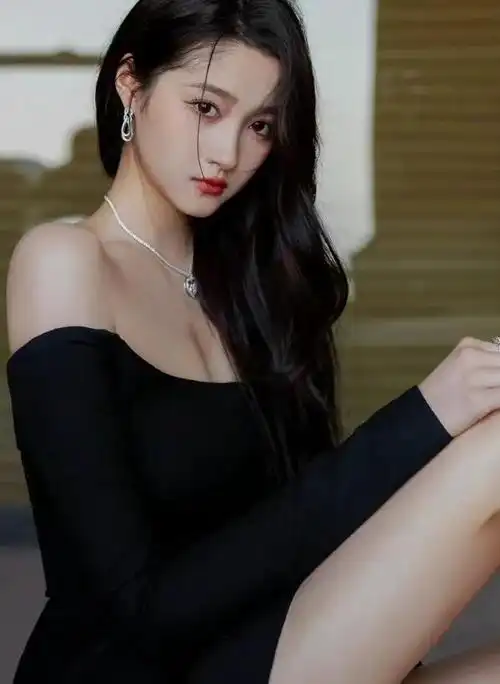 关晓彤一袭黑色抹胸短裙长卷发披肩美艳动人