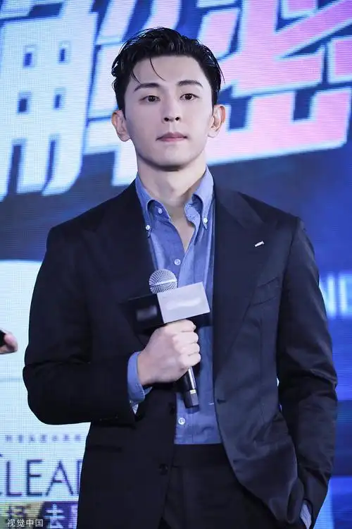 邓伦上海活动西装背头帅气的绅士伦