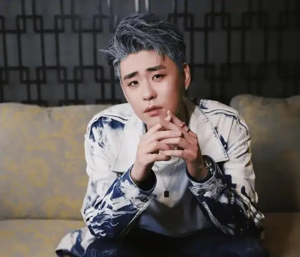 上月在上海国潮音乐节上登台演出的张云雷,当天晚上一头银发可以说是