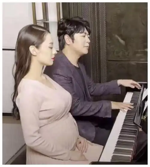 郎朗夫妇四手联弹做胎教吉娜穿连衣裙难掩孕肚不愧最美的孕妇