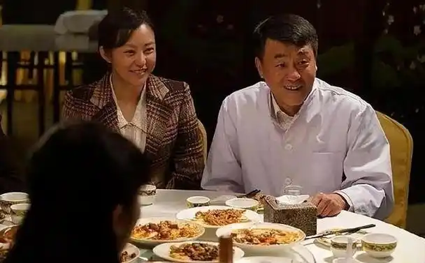 演员何冰为何结婚25年0绯闻看看妻子是谁就知道了