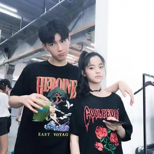 曝欧阳娜娜翟子路疑似在一起,男方光上身被拍,女方亲热喊老公?