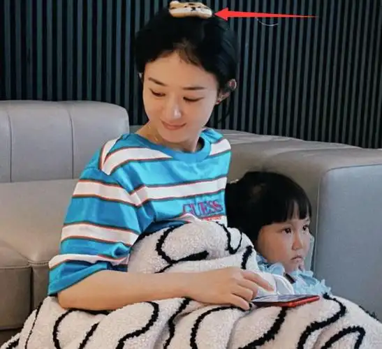 之前赵丽颖也被拍到过带儿子出门玩,颖宝全程蹲着和儿子互动,母爱爆棚