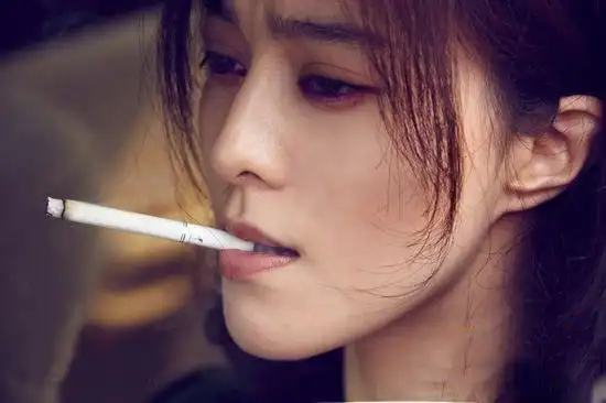 女明星也抽烟,范冰冰霸气,张柏芝性感,郑爽看起来最让人心疼!