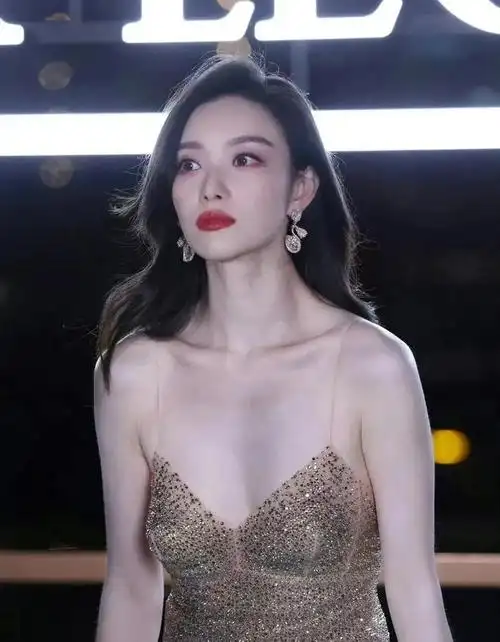 倪妮的线条也太完美了,这身材简直顶呱呱呀!