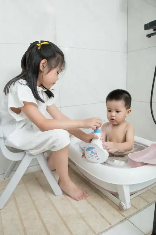 他又是敏感肌,大量流汗了之后皮肤就很容易瘙痒,所以洗澡时用的产品一