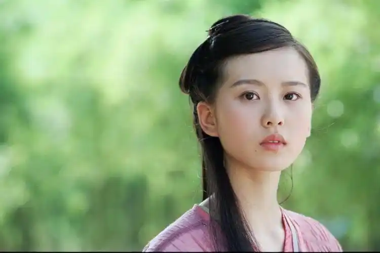 21岁时,胡歌,林依晨,袁弘和刘诗诗主演的《射雕英雄传》播出,刘诗诗在