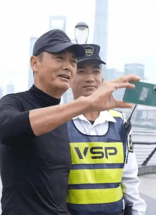 69岁周润发朝阳公园跑步!手臂长满小肉球,目击者称身高超180