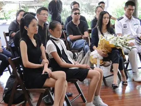 学大代言人关晓彤《非诚勿扰2》赚人热泪,拍戏之余不误学习