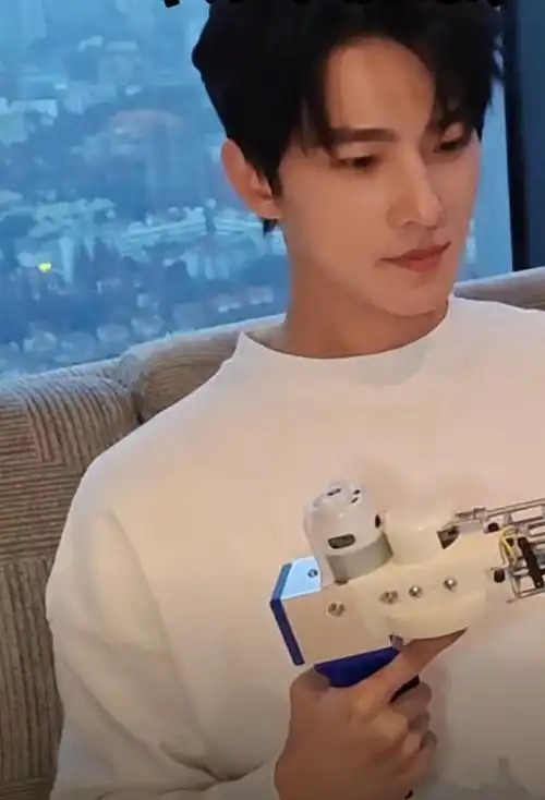 杨洋男大风##杨洋三亚日常随拍