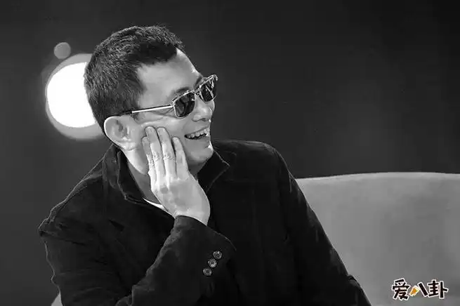 王家卫老婆是谁 起底两人是如何相知相爱的一直戴墨镜的原因曝光