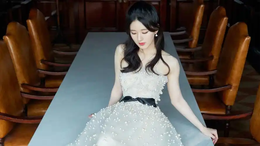 赵露思蝴蝶结轻纱抹胸长裙珍珠少女壁纸