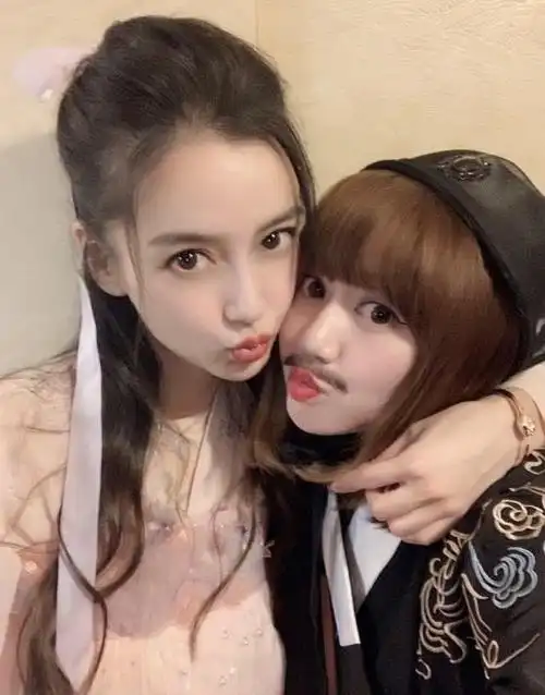 杨颖飞日本过万圣节和闺蜜甜蜜合照傻傻分不清楚