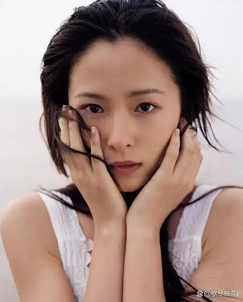 江一燕,一位备受瞩目的演员,曾一度以"学霸人设"为人所知,成为娱乐圈