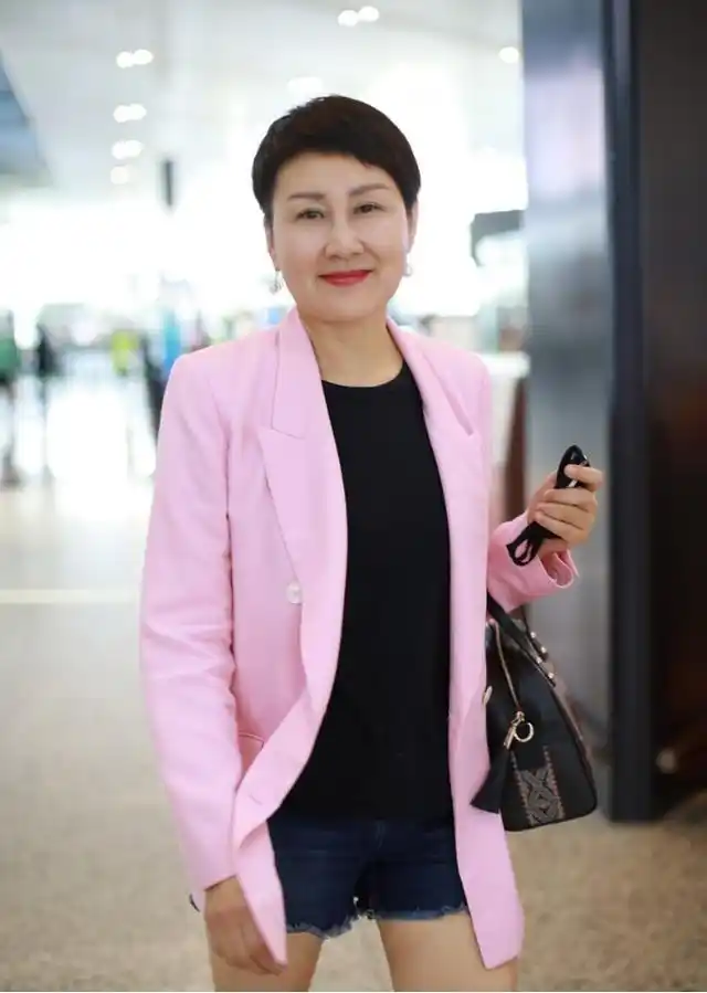 国民丈母娘张凯丽平时穿的太随性一身t恤配短裤真低调