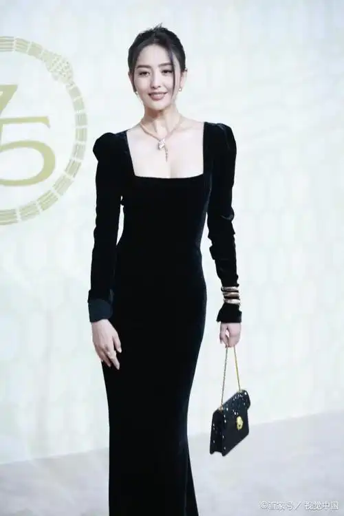 佟丽娅穿方领礼服出席宝格丽品牌活动