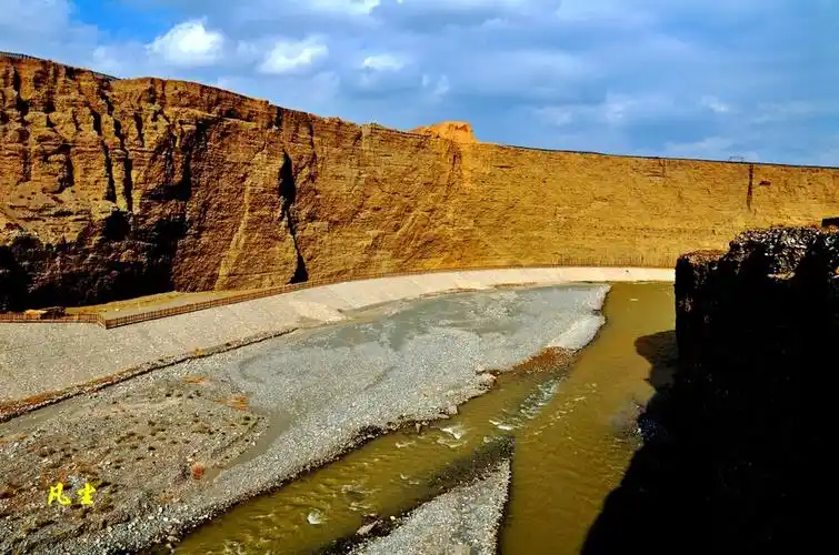 讨赖河峡谷形成的天然屏障