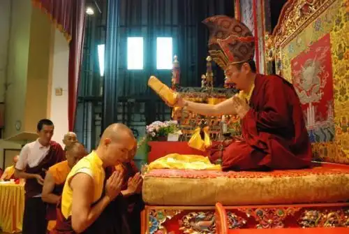 谁知道什么是灌顶一般信众能不能随便接受灌顶呢