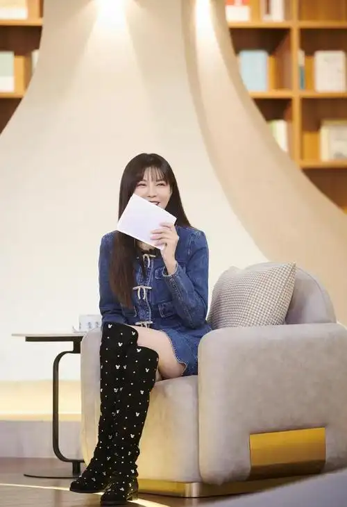 沈梦辰又剪空气刘海了,穿一身牛仔裙录节目,乖巧又甜美!