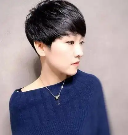 女生超短露耳碎发发型