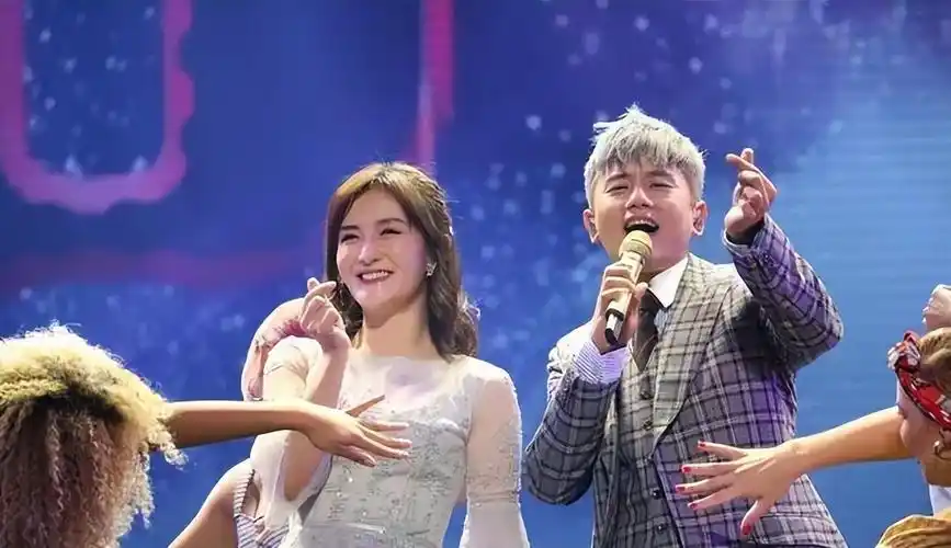 张杰谢娜带仨娃游迪士尼模范夫妻超恩爱十指紧扣如热恋情侣