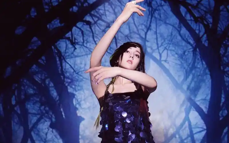 迪丽热巴亮片鱼尾裙高清桌面壁纸