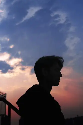 男头 天空 背影 上半身