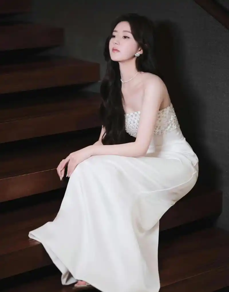 一字带包后跟高跟凉鞋  北京网友说, 一起来看看赵露思高跟鞋的高度