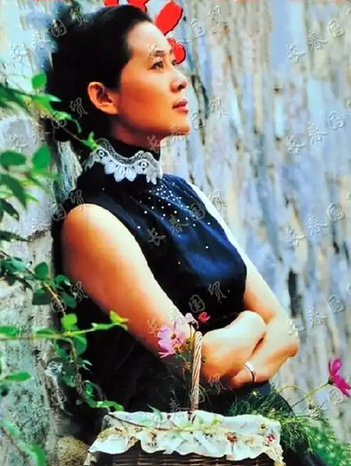 倪萍青涩旧照曝光五官精致被赞颜值巅峰