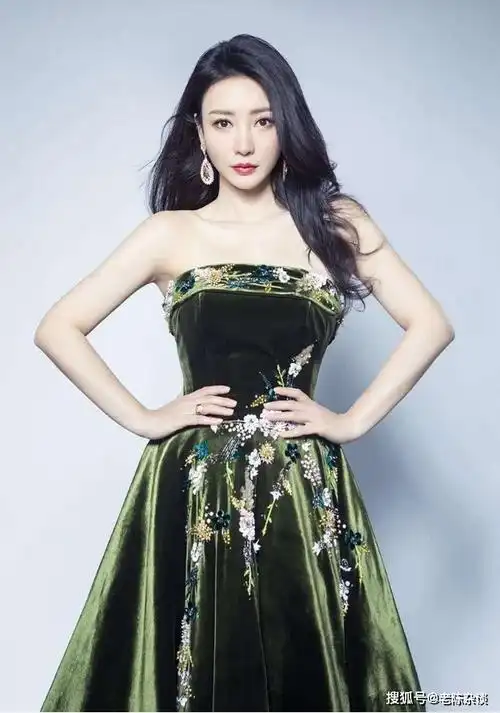 43岁柳岩,性感得炸裂!_魅力_身材_女神