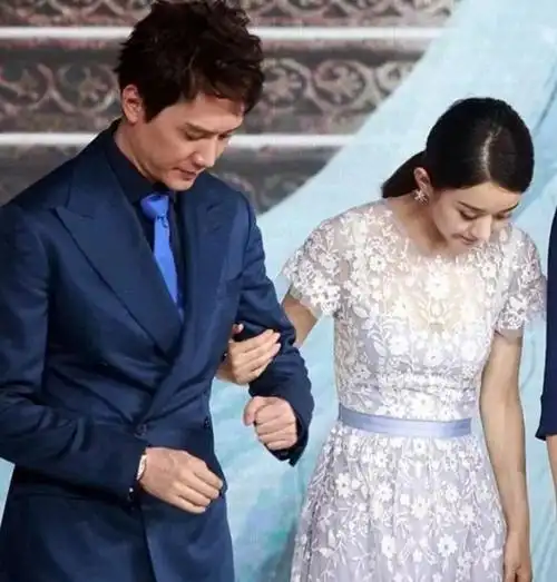 回顾:离婚两年后,赵丽颖和冯绍峰"同框"被拍,又给娱乐