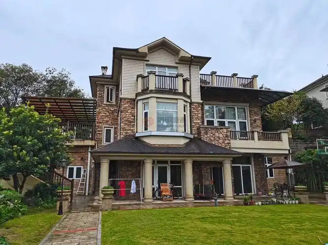 保利高尔夫花园独栋别墅明装采暖系统 _重庆搏明暖通设备有限公司