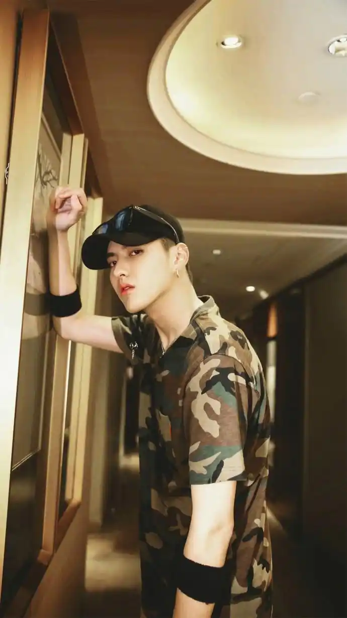 吴亦凡帅气写真高清手机壁纸图片-明星-手机壁纸下载-美桌网