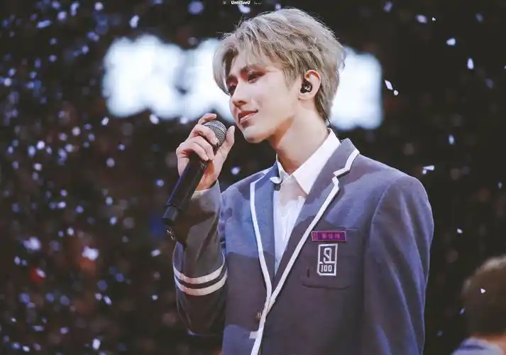 拿到了主题曲c位,在mv里的蔡徐坤一下子就吸引了很多人的眼球,这简直