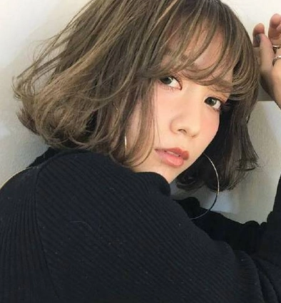 女生苦亚麻色头发图片