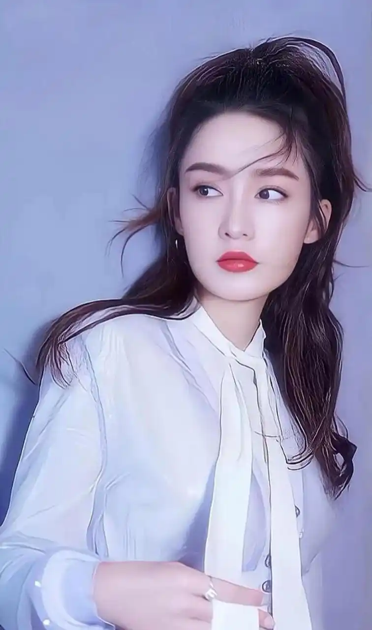 张艺兴李沁牵手逛街看起来十分甜蜜.