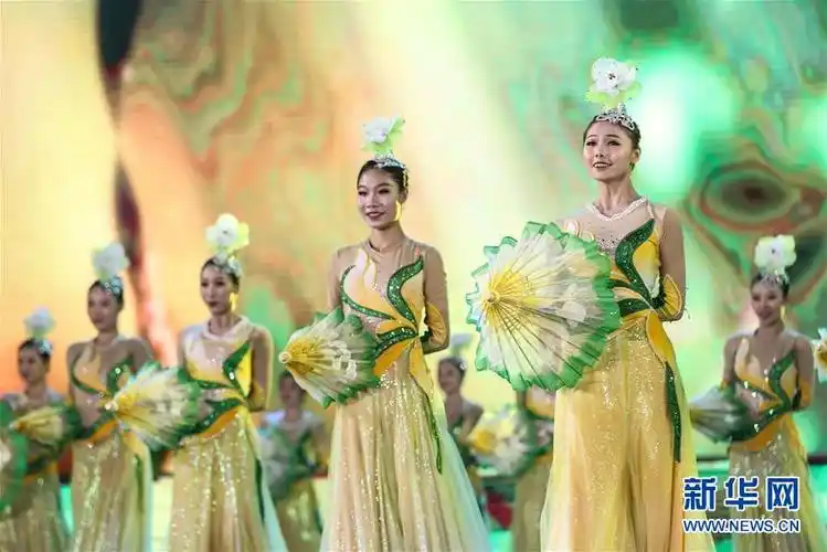 7月1日,演员在表演舞蹈《茉莉花》. 新华社记者 潘昱龙