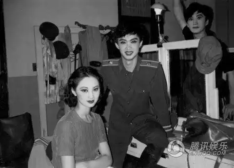 金星变性前照片曝光 男儿生穿军装帅气(组图)