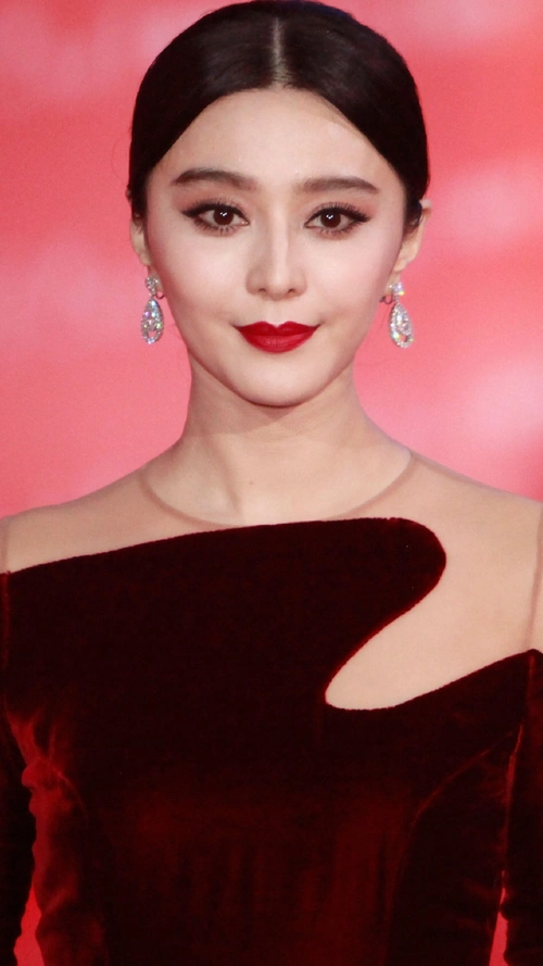 范冰冰依然很有国际范穿酒红色连衣裙高贵大气女神范十足