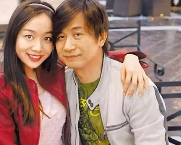 没几个人记得他,悄悄娶了小24岁选秀老婆,如今做爷爷的年龄才当爹