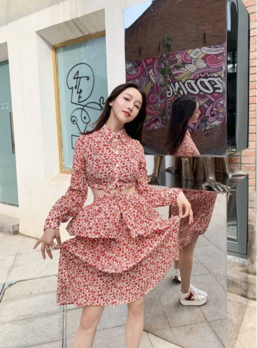 姜贞羽就是这么甜,穿格子露脐装配超短裤,大长腿性感迷人好时髦