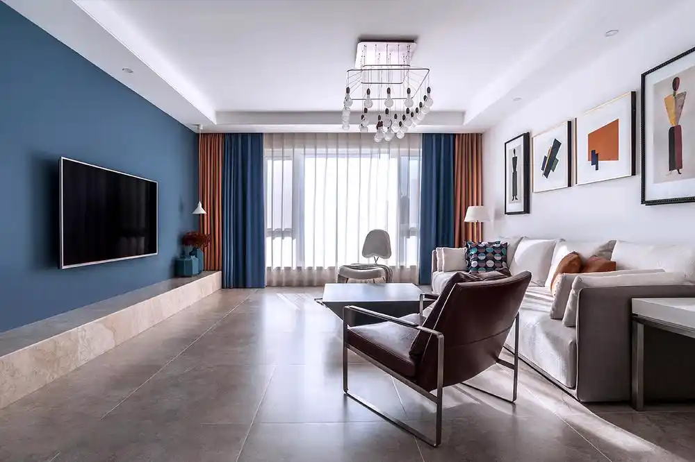 客厅电视背景墙遵循简单原则,灰蓝色背景在客厅空间里一眼就能分辨