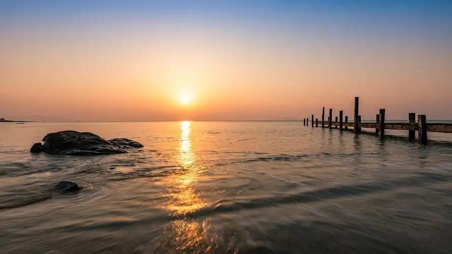 青岛崂山会场海边木栈桥青岛摄影网红打卡地适合日出时且潮高3米以上