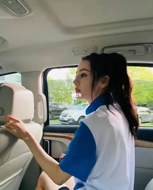 迪丽热巴校服侧颜鼻子也太挺了