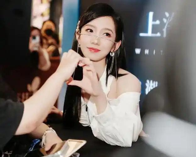 当年,她们凭借一首《卡路里》火遍全网,很多人也因此记住了孟美岐这个