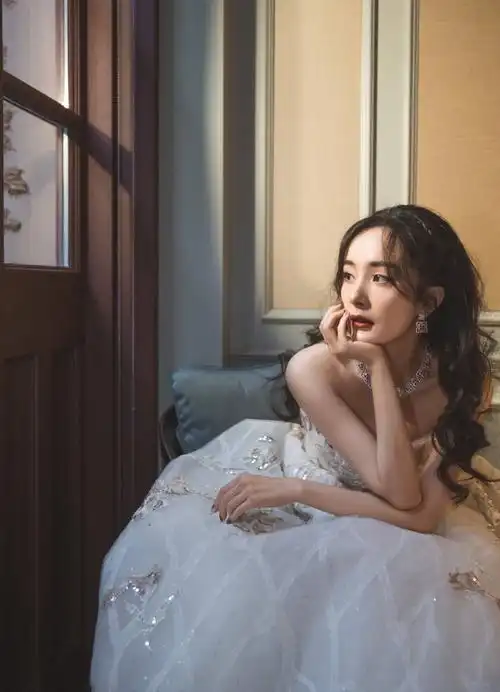 杨幂壁纸穿婚纱的她你爱了嘛