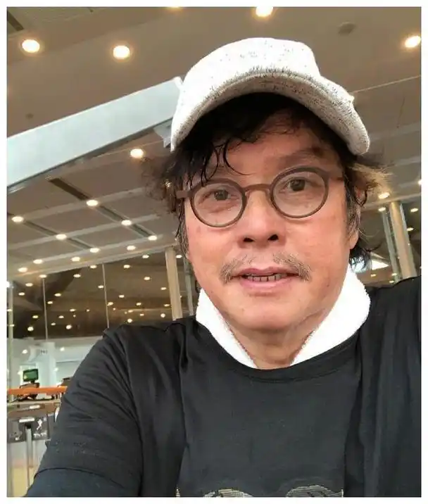 从近照来看感觉谭咏麟真的老了不少,脸上满是皱纹,嘴上的胡须也非常