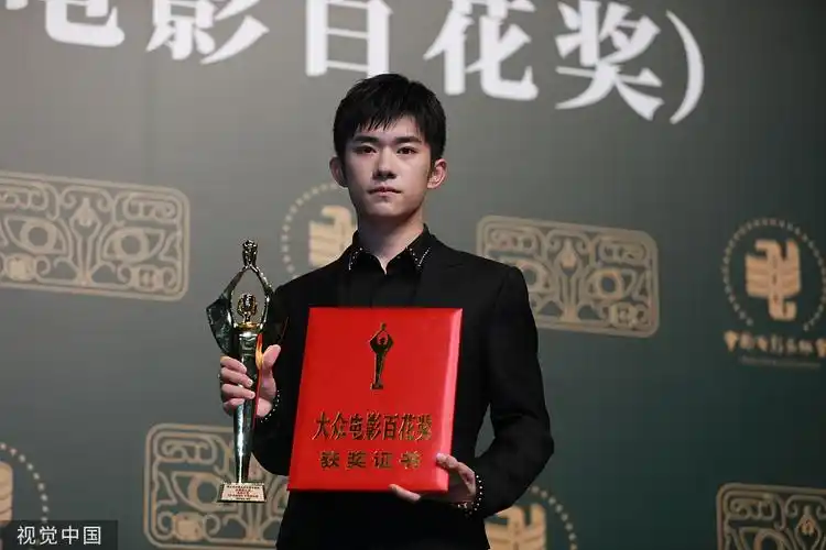 恭喜小北!易烊千玺无悬念获百花最佳新人奖